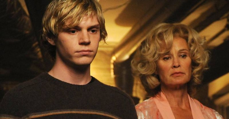 American Horror Story (2011-presente) é uma das séries de terror mais conhecidas do mundo. Evan Peters e Jessica Lange já estrelaram a série