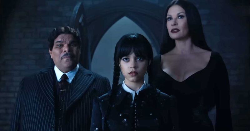 Catherine Zeta-Jones e Luiz Guzmán são Morticia e Gomez Addams em Wandinha