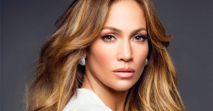 A atriz e cantora Jennifer Lopez, 53, é um exemplo para as mulheres de como se manter jovem.