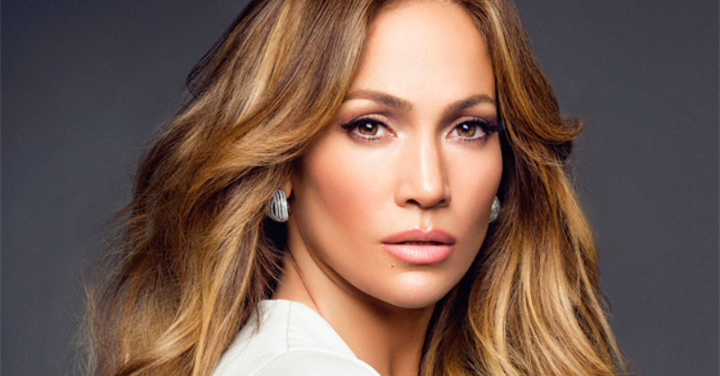 A atriz e cantora Jennifer Lopez, 53, é um exemplo para as mulheres de como se manter jovem.