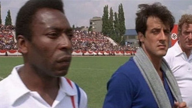 Pelé e Sylvester Stallone em "Fuga para a Vitória". Foto: Reprodução/Internet.