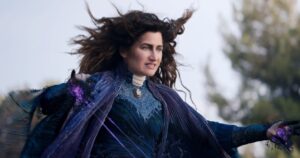 Kathryn Hahn como Agatha Harkness em "WandaVision". A atriz retorna com o personagem em sua série principal. Foto: Reprodução/Disney.