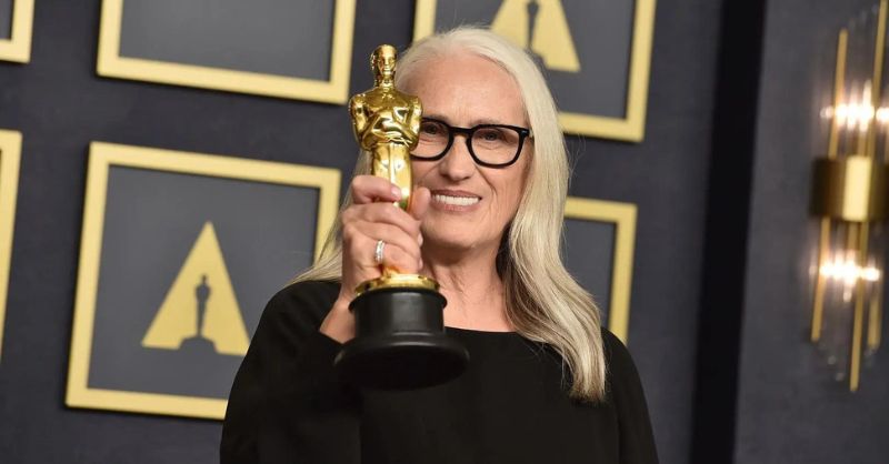 Jane Campion e seu Oscar de Melhor Direção por "Ataque dos Cães. Diretora foi a segunda a receber a estatueta na categoria esta década.