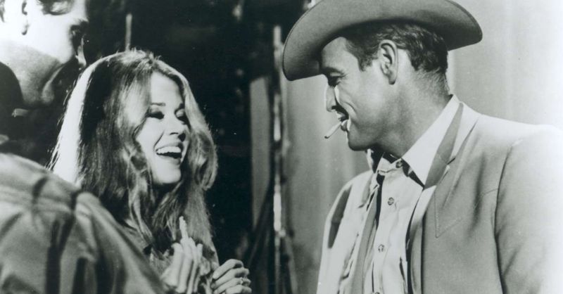 Jane Fonda e Marlon Brandon. Eles atuaram juntos no filme "A Caçada Humana" (1966)