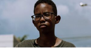 O filme Marte Um, de Gabriel Martins, fica entre os mais bem avaliados de 2022 pela Letterboxd, um aplicativo com avaliações feitas pelos usuários. Nesta foto, há uma criança que protagoniza o longa. Foto: Divulgação.