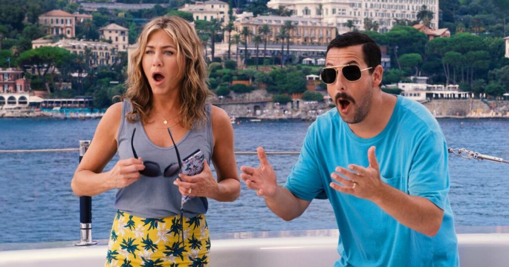 Jennifer Aniston e Adan Sandler no filme "Mistério no Mediterrâneo", produção da Netflix. Foto: Divulgação/Netflix