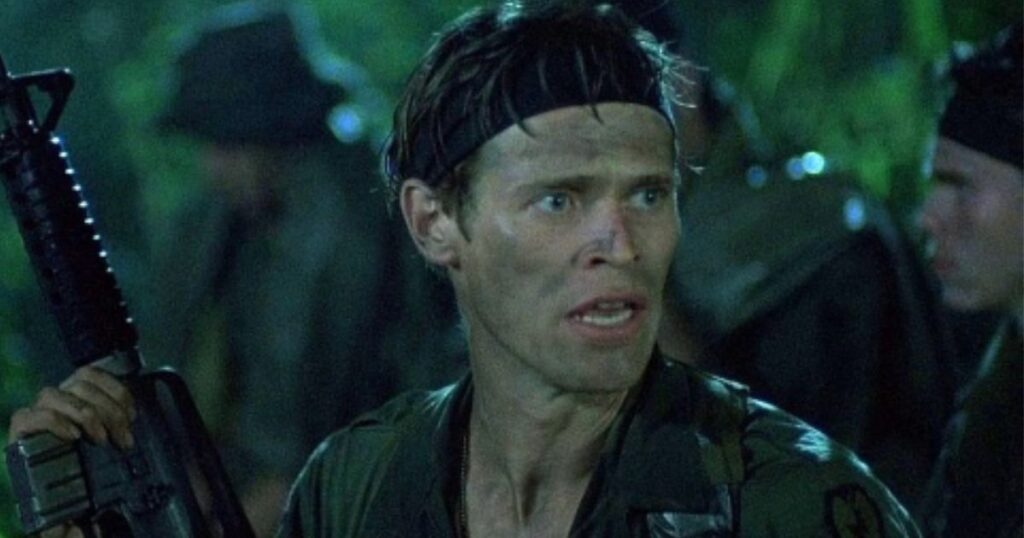 Willem Dafoe está na lista de atores que receberam muitas indicações mas não ganharam Oscar. Na foto, o astro está no filme "Platoon". Foto: Reprodução/Internet.