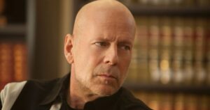 O ator Bruce Willis foi diagnósticado com demência frontotemporal nesta quinta (15), informou a família do astro.