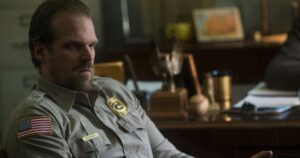 David Harbour é Jim Hooper, ex chefe de polícia em Stranger Things. Foto: Reprodução/Netflix.