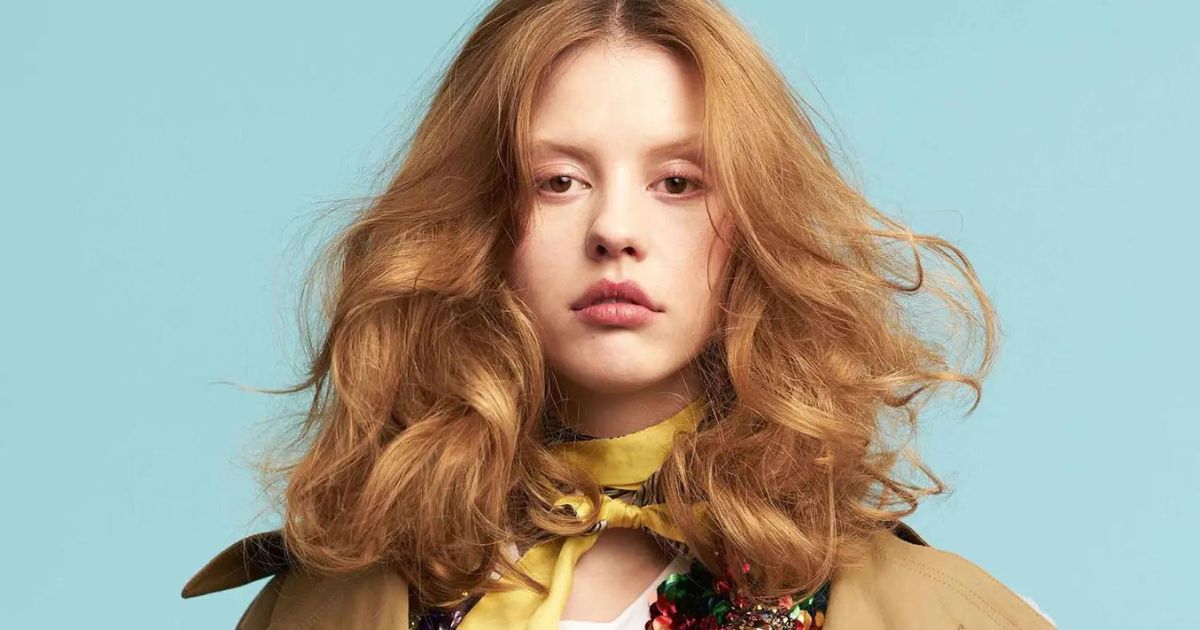 Mia Goth está entre os atores de Hollywood com sangue brasileiro. Foto: Reprodução/Internet.