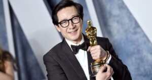 Ke Huy Quan, vencedor do Oscar de Ator Coadjuvante. Foto: Reprodução/Variety.