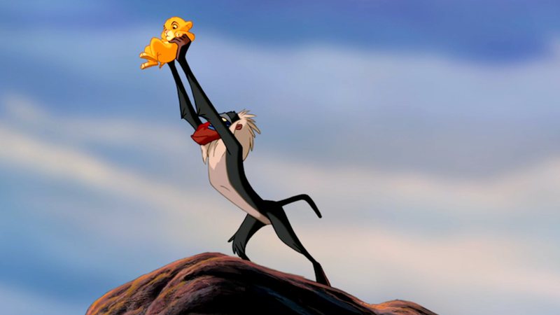Rafiki levantando Simba. Um símbolo da semiótica. Foto: Reprodução/Internet.