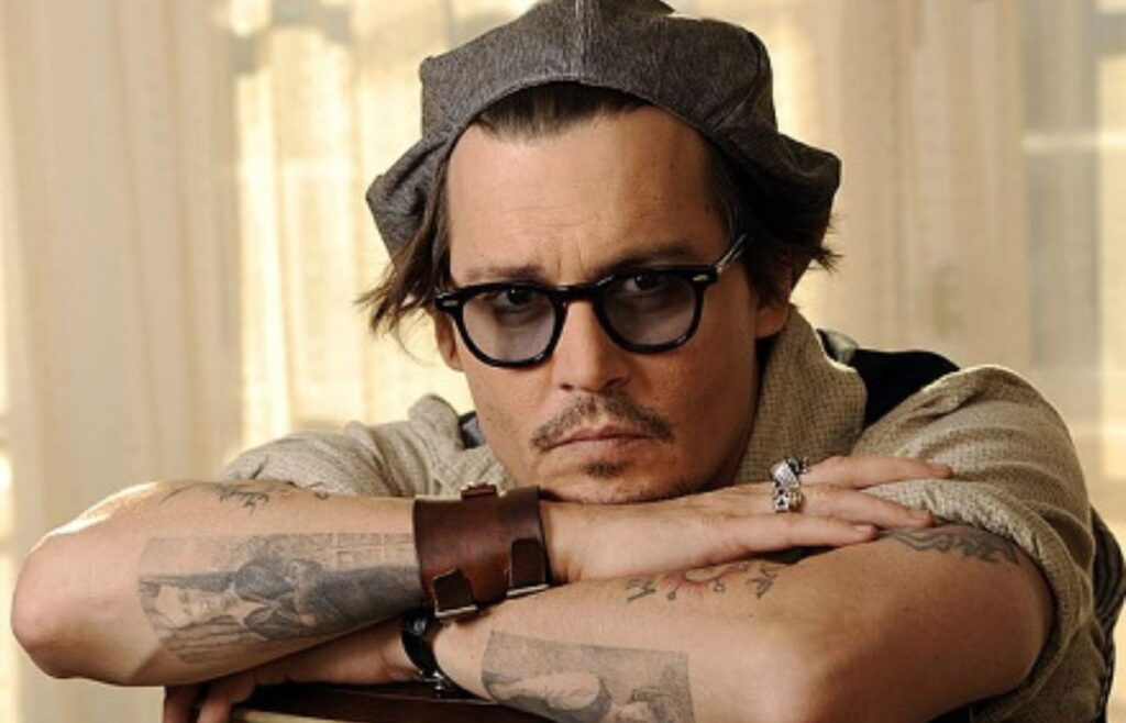 Johnny Depp com suas tatuagens. Foto: Reprodução/Internet.