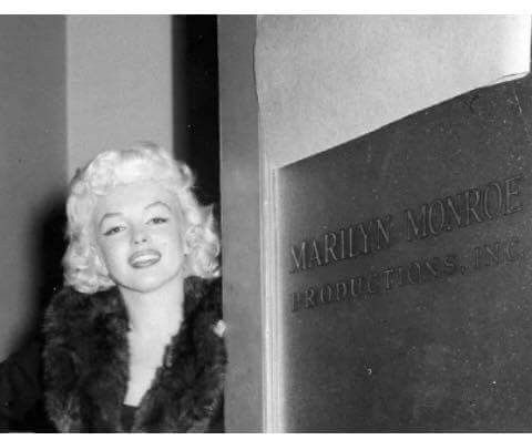 Monroe em frente à faixada de sua produtora. Foto: Reprodução/Internet.