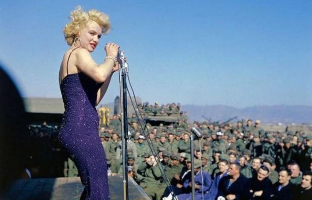 Marilyn Monroe cantando para os militares americanos na Coreia. Foto: Reprodução/Internet.