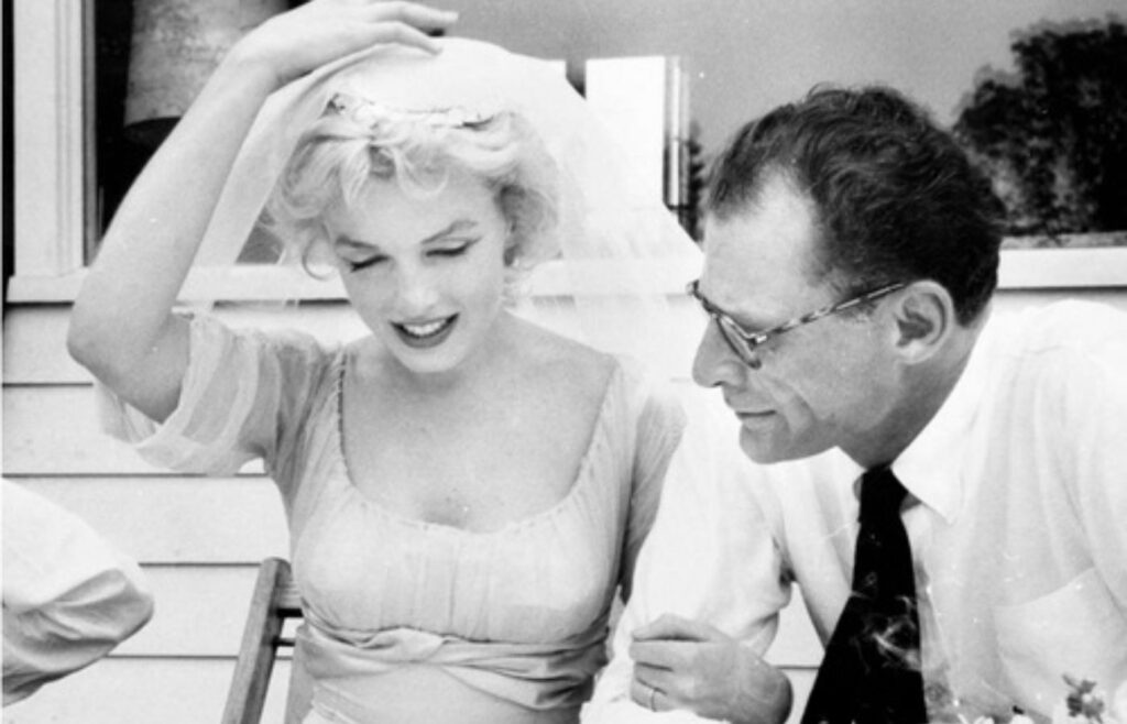 Monroe e Arthur Miller se casando. Foto: Reprodução/Internet.