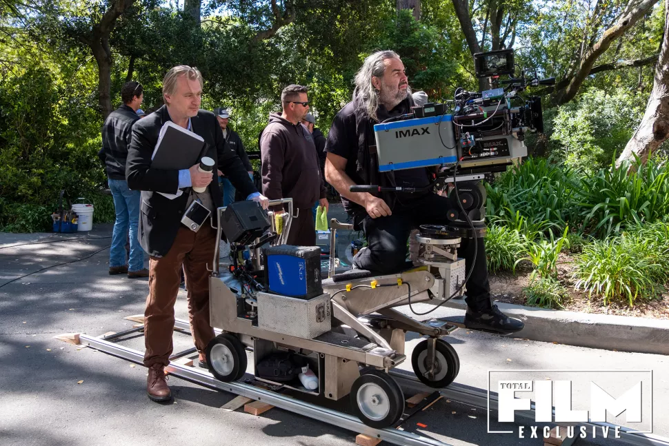 Christopher Nolan nos bastidores de Oppenheimer. Foto: Universal/Melinda Sue Gordon.
