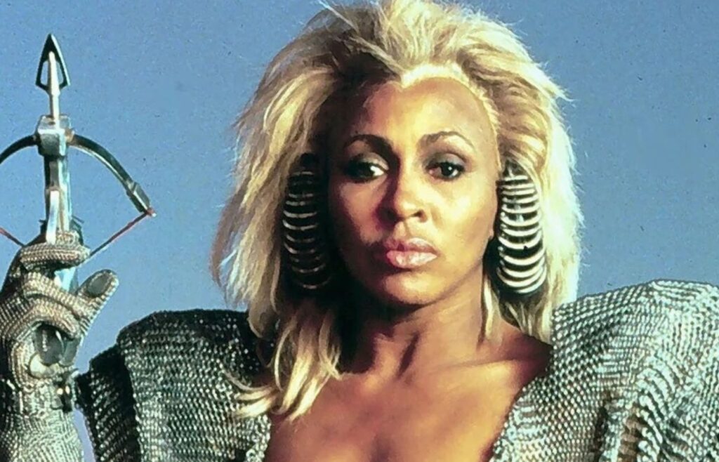 Tina Turner invadiu o cinema pela primeira vez com Mad Max (1985). Foto: Reprodução/Internet.
