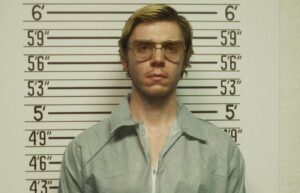 Evan Peters em "Dahmer", série da Netflix. Foto: Divulgação.