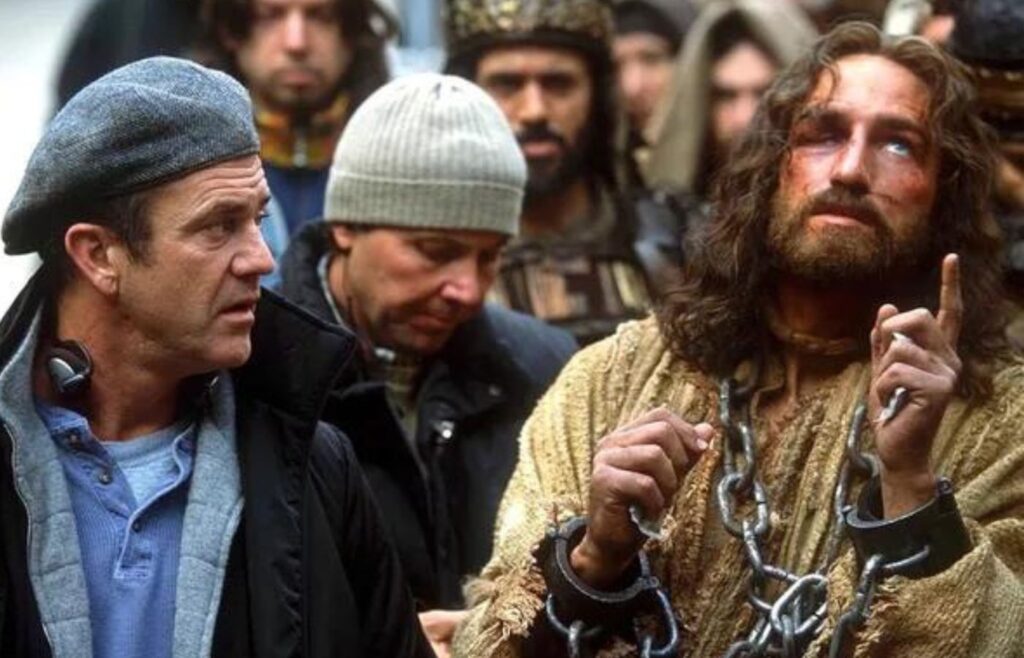 Caviezel e Mel Gibson nos bastidores de "A Paixão de Cristo". Foto: Divulgação.