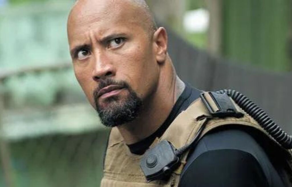 Dwayne 'The Rock' Johnson fica baixinho ao lado de jogador de basquete  chinês - Famosos - Extra Online