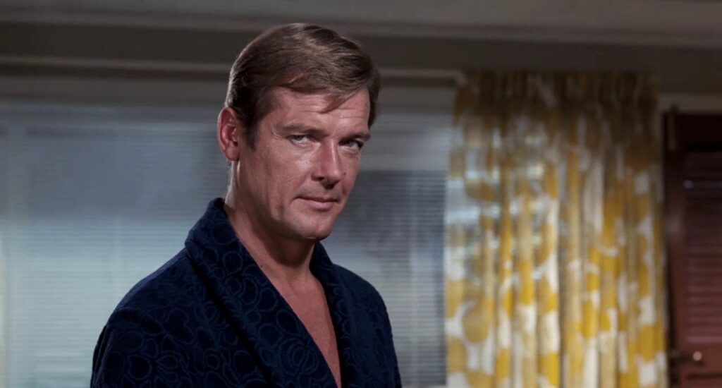 Roger Moore em "007 - Viva e Deixe Morrer" (1973). Foto: IMDb.