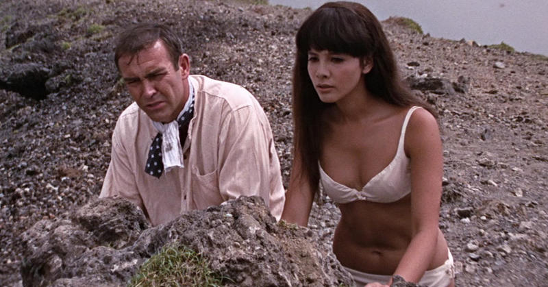 Sean Connery e Mie Hama em "Com 007 Só Se Vive Duas Vezes". Foto: IMDb. 