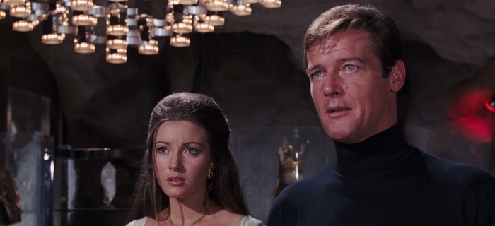 Roger Moore e Jane Seymour em "007 - Viva e Deixe Morrer" (1973). Foto: MGM.