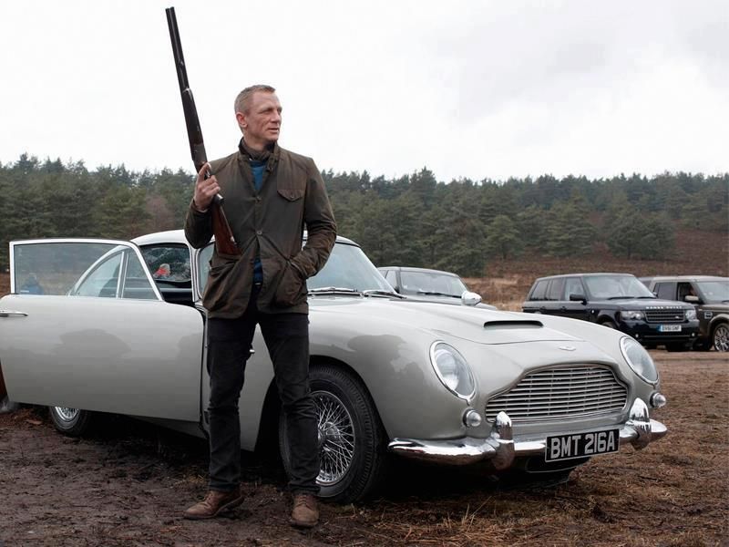Daniel Craig e um carro Aston Martin DB10 em "007: Contra Spectre" (2015). Foto: Reprodução/Columbia Pictures.