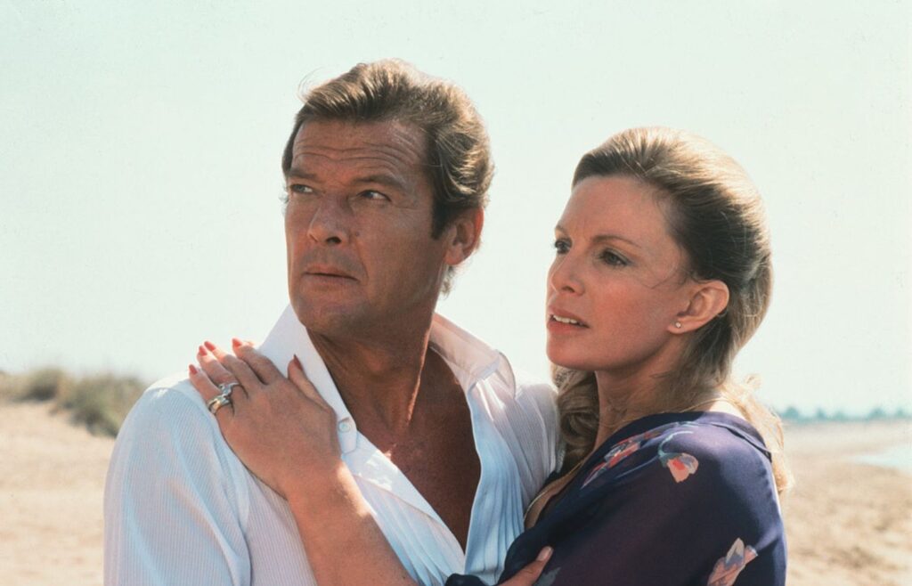 Pierce Brosnan e Cassandra Harris em "007 - Somente Para Seus Olhos". Foto: IMDb.