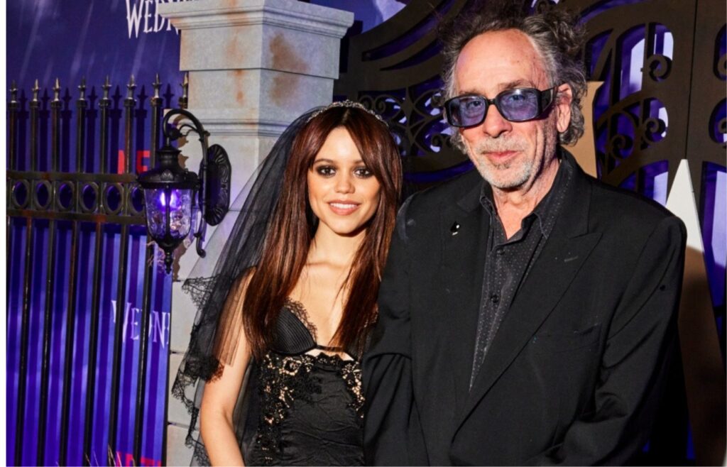 Tim Burton e Jenna Ortega. A dupla trabalham juntas em "Beetlejuice 2". Foto: Reprodução/Internet.