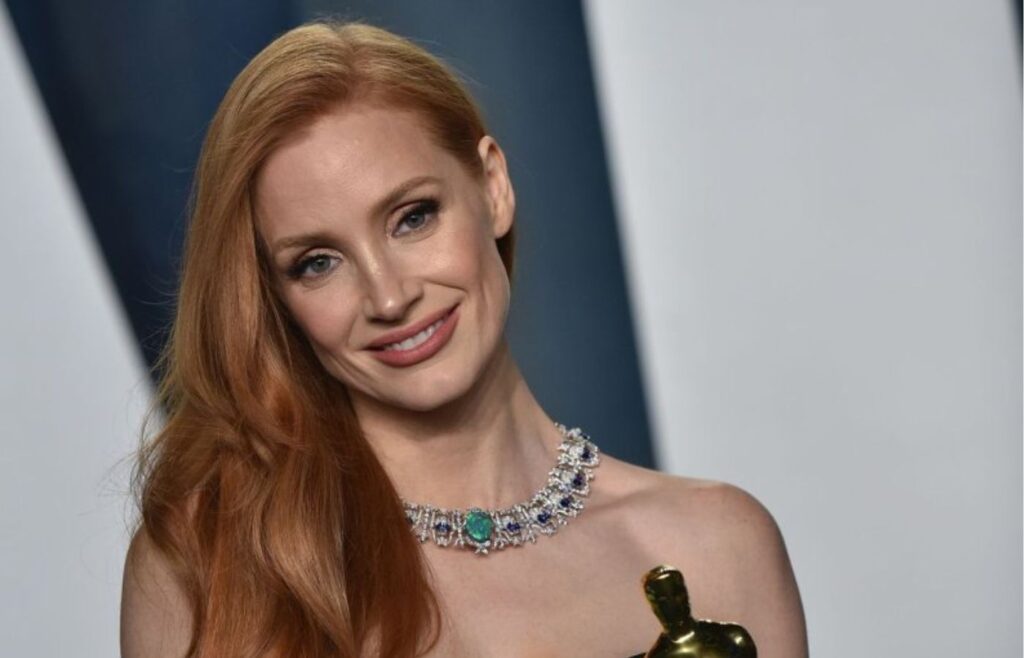 Jessica Chastain nega rumores sobre estrelar adaptação de Evelyn Hugo. Foto: Reprodução/Vanity.