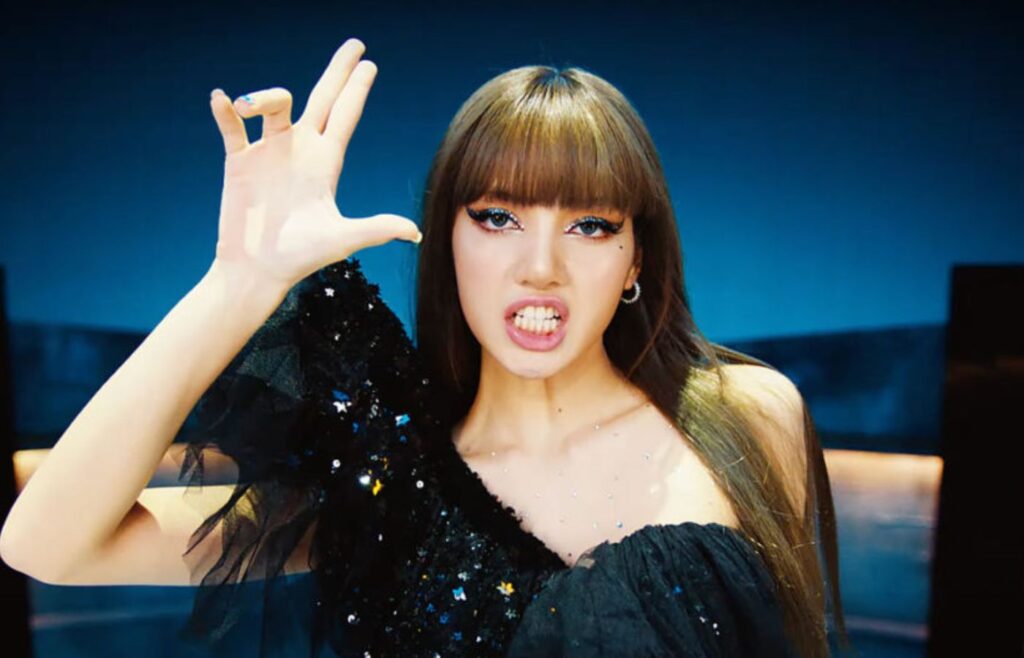 Lisa, integrante do BLACKPINK, vai estrelar a terceira temporada de The White Lotus. Foto: Reproduçaõ/Youtube.