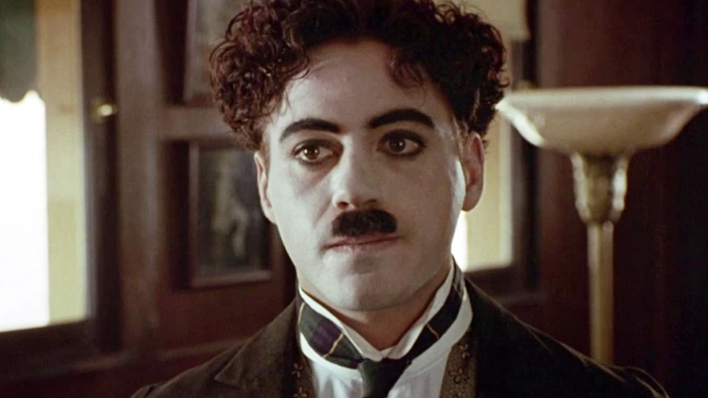 Robert Downey Jr. em "Chaplin". Foto: Reprodução/TriStar Pictures.