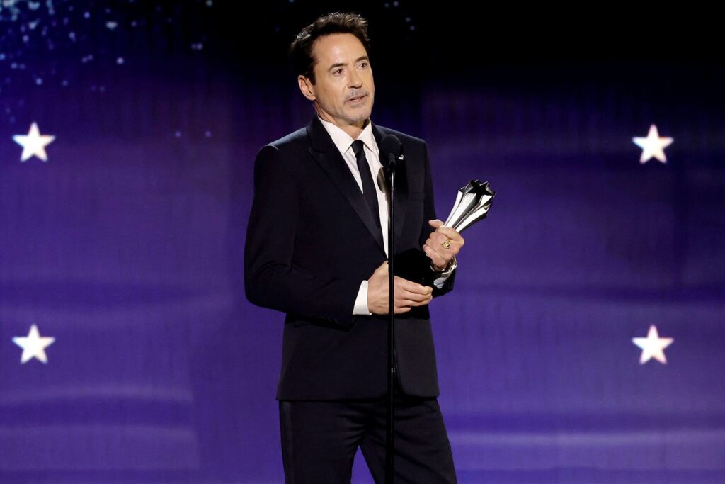 Robert Downey Jr. com seu Critics Choice em 2024. Foto: Reprodução/Variety.