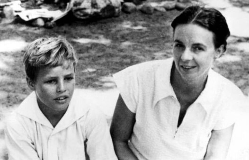 Marlon Brando e sua mãe Dodie Brandon. Foto: quora.com
