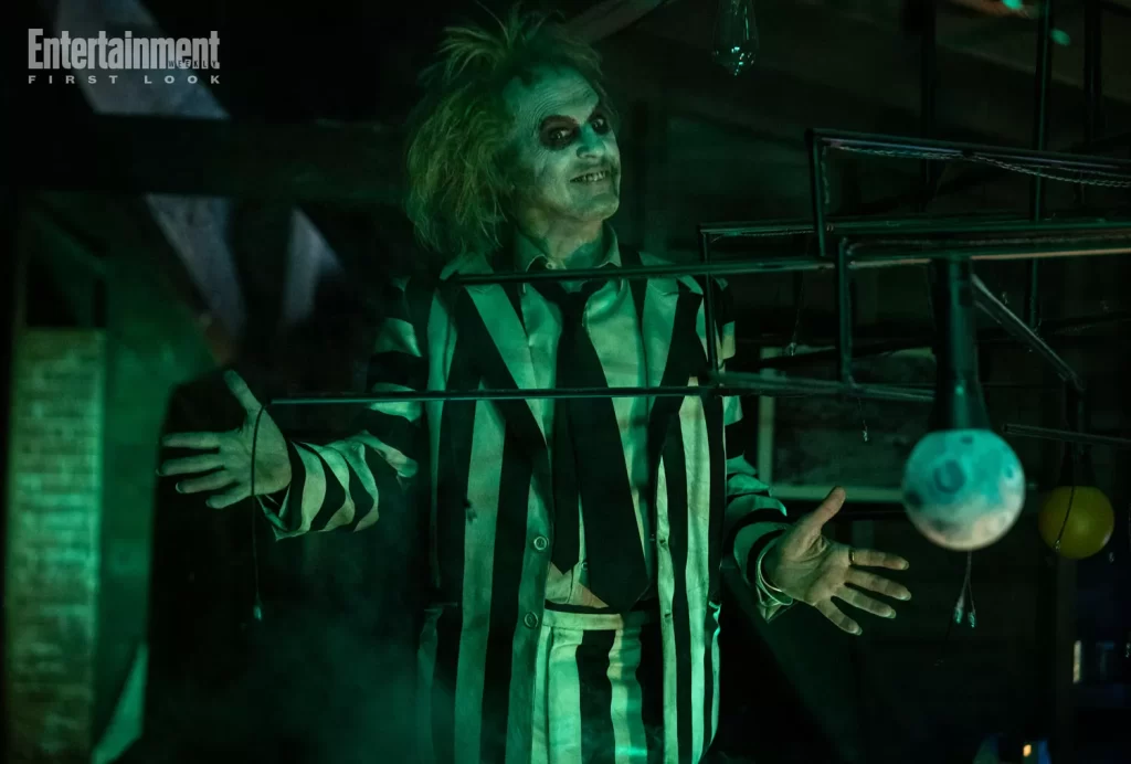 Michael Keaton em "Beetlejuice 2". Foto: Parisa Taghizadeh/Warner Bros./Enterntainment Weekly.