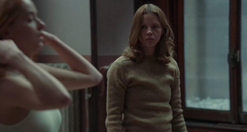 Mia Goth em Suspiria. Foto: Reprodução/Amazon Studios. 