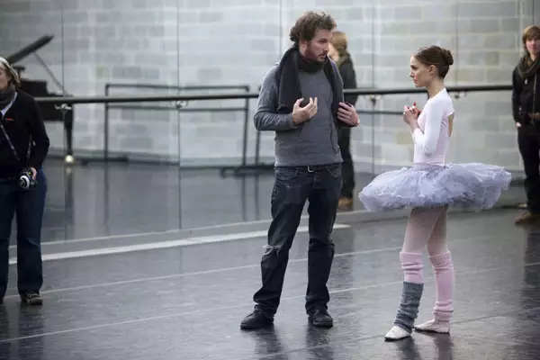 Natalie Portman e Darren Aronofsky nos bastidores de Cisne Negro. Foto: Reprodução/Searchlight.