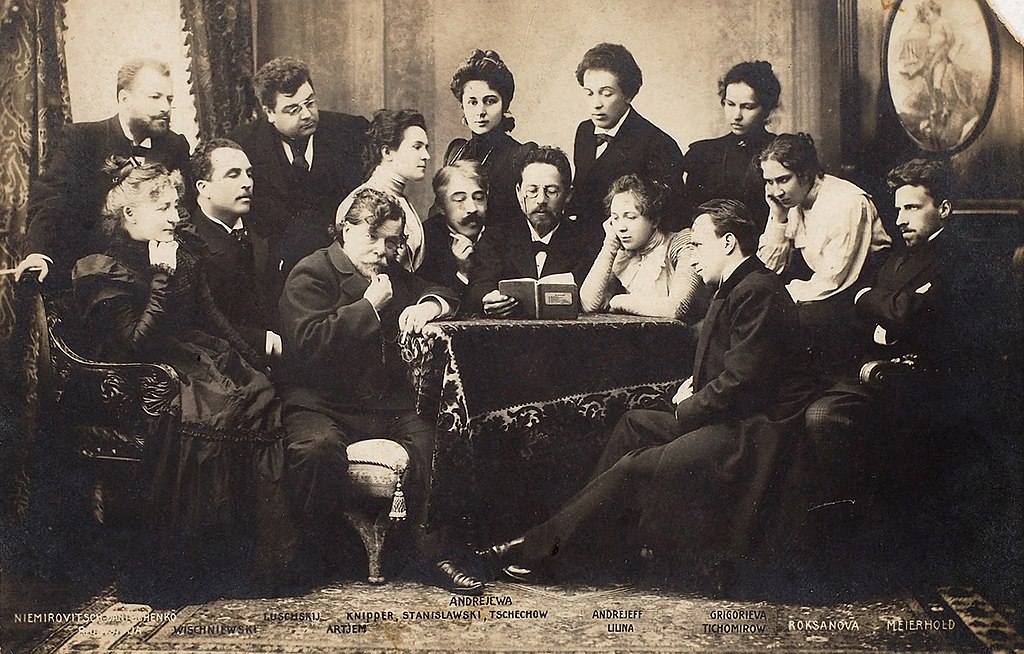 Anton Tchechov lendo "A Gaivota" no Teatro de Arte de Moscou em 1899. Foto: Wikimedia Commons.