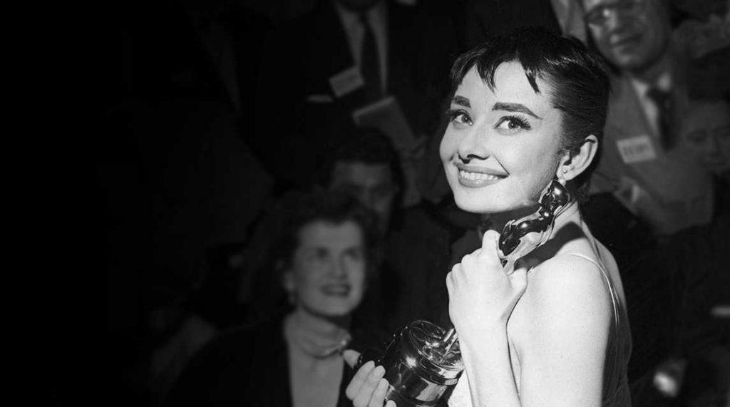 Audrey Hepburn com sua estatueta do Oscar. Foto: Reprodução. 