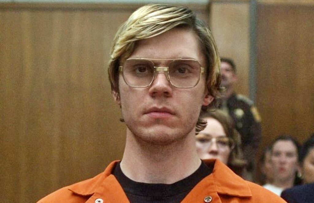 Evan Peters como Jeffrey Dahmer em "Dahmer". Foto: Reprodução/Netflix.