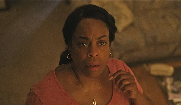 Niecy Nash em "Dahmer". Foto: Reprodução/Netflix.