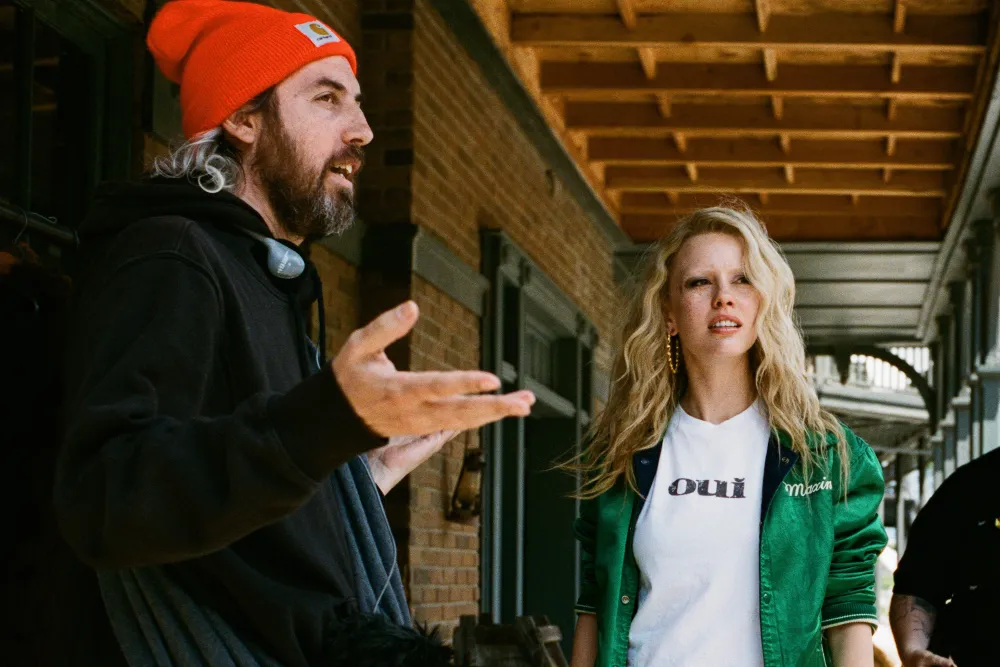 Ti West e Mia Goth nas gravações de MaXXXine. Foto: Eddy Chen/Variety.