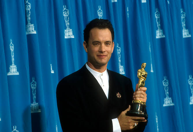 Tom Hanks e o seu Oscar por Forrest Gump. Foto: The Academy.