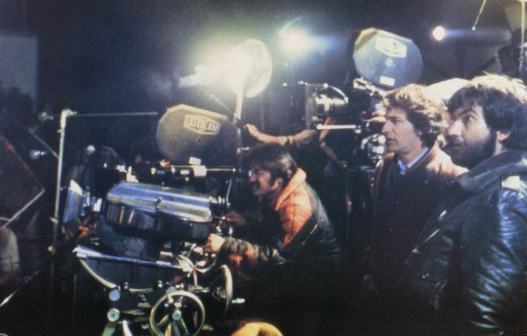 Steven Spielberg e Tobe Hooper durante filmagens de "Poltergeist". Foto: MGM.