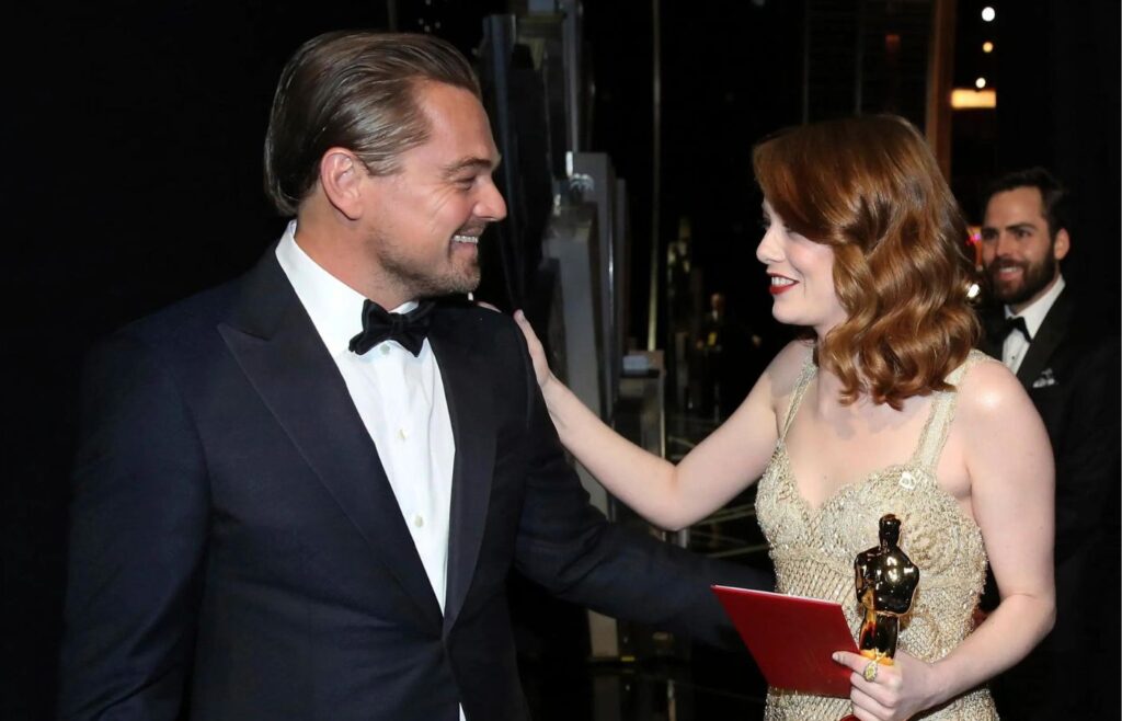 Leonardo DiCaprio e Emma Stone nos bastidores do Oscar 2016. Foto: Reprodução/AP.