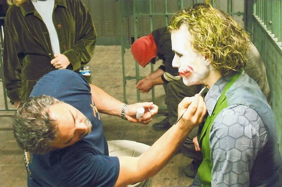 John Caglione Jr. maquiando Heath Ledger durante os bastidores de "Batman: O Cavaleiro das Trevas". Foto: johncaglionejr.net.