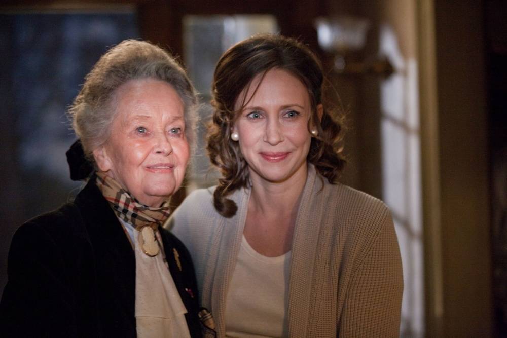 Vera Farmiga e Lorraine Warren nos bastidores de "Invocação do Mal" (2013). Foto: Divulgação.