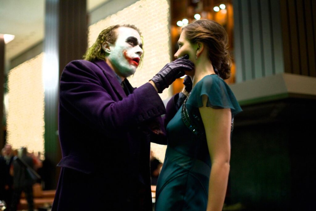 Heath Ledger e Maggie Gyllenhaal em "Batman: O Cavaleiro das Trevas". Foto: Reprodução/Warner Bros.
